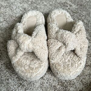 Abercrombie & Fitch Cream Sherpa Slippers 10